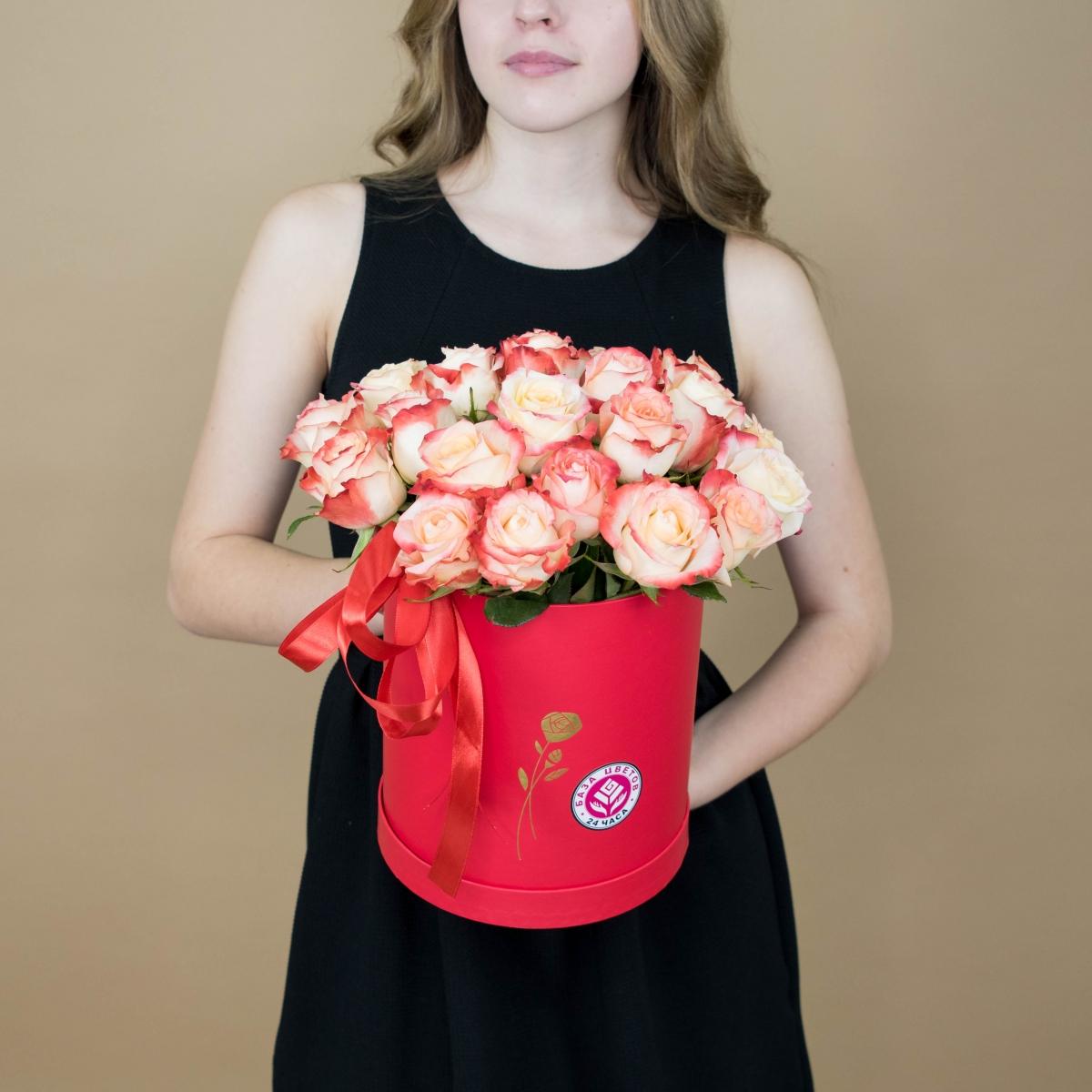 Розы красно-белые в шляпной коробке код - 52krd